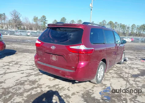 2015 Toyota Sienna Le 8 Passenger z USA, uszkodzony, nr VIN 5TDKK3DC1FS589946